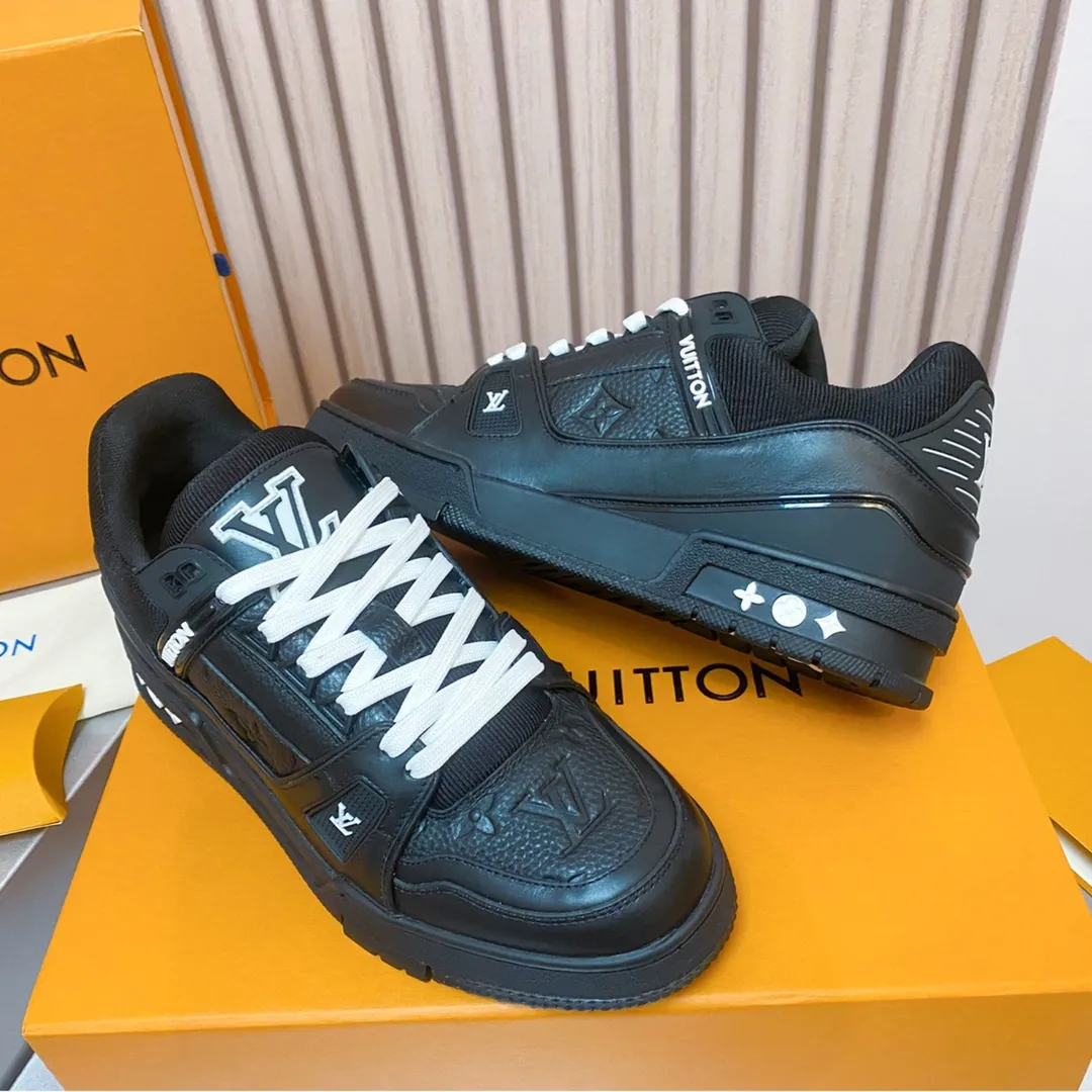 👟👟Ex-factory price 840👟👟 Lujia LV Trainer series Classic hot-selling sneakers are originally developed and heavily invested in quality building. The eye-catching innovation in the upgrading and re-engineering project. The upper is made of finely selected calf leather. Craftsmanship details: topstitching, handwritten notes. LV letters on the tongue and side. Handwritten Louis Vuitton logo on the side. Luggage tag on the side. LV on the back. U👟👟Ex-factory price cycling upcycled logo The outsole is decorated with Monogram flowers The outsole is all original T👟👟Ex-factory price U material, extremely high-grade and super wear-resistant Sixe: 35~46